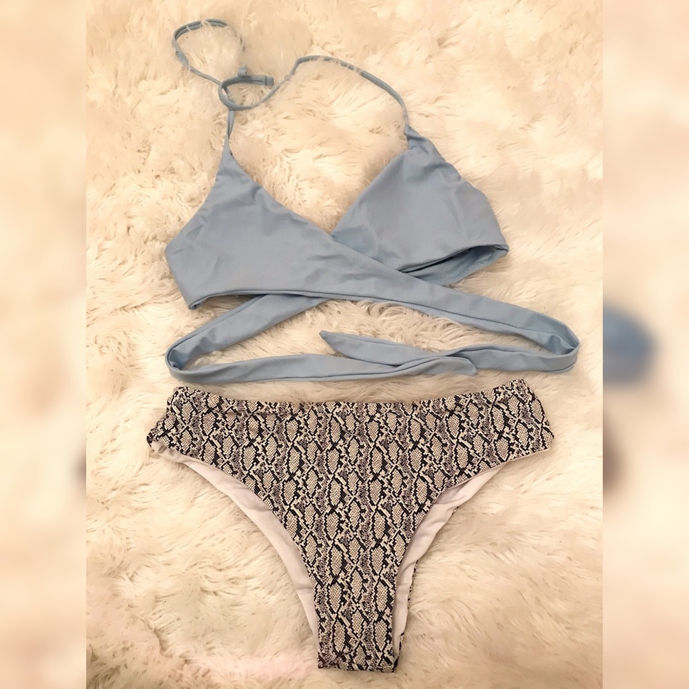 ✨Wrap halter top with snake print bikini